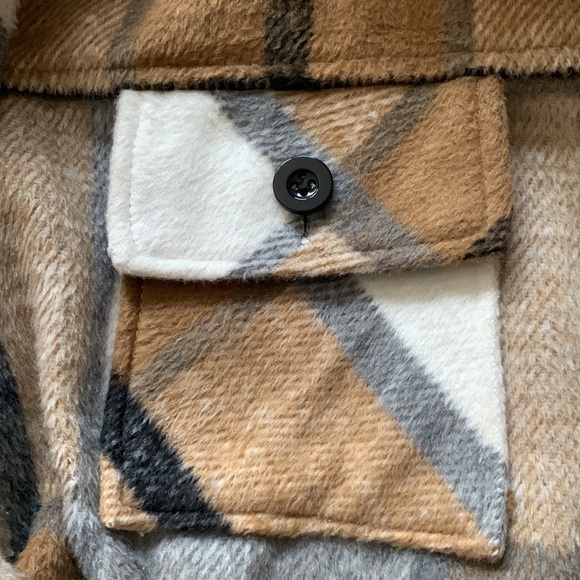 Sweet fluffy comfy heavy weight button down. Size XL Like new condition! - Picture 2 of 4